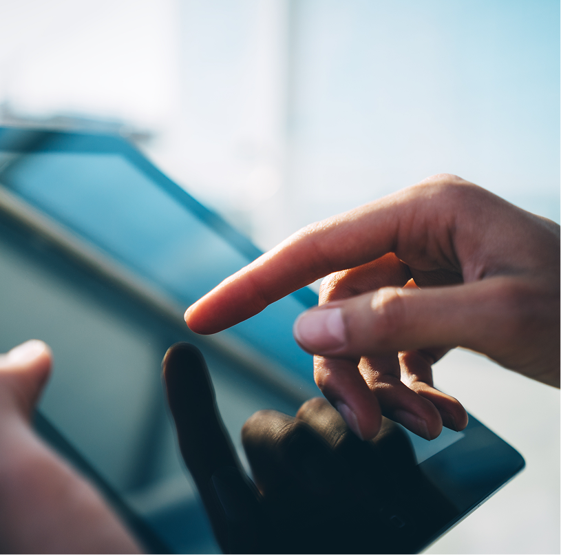 Interação com eBook em um tablet, simbolizando soluções digitais para o mercado jurídico.